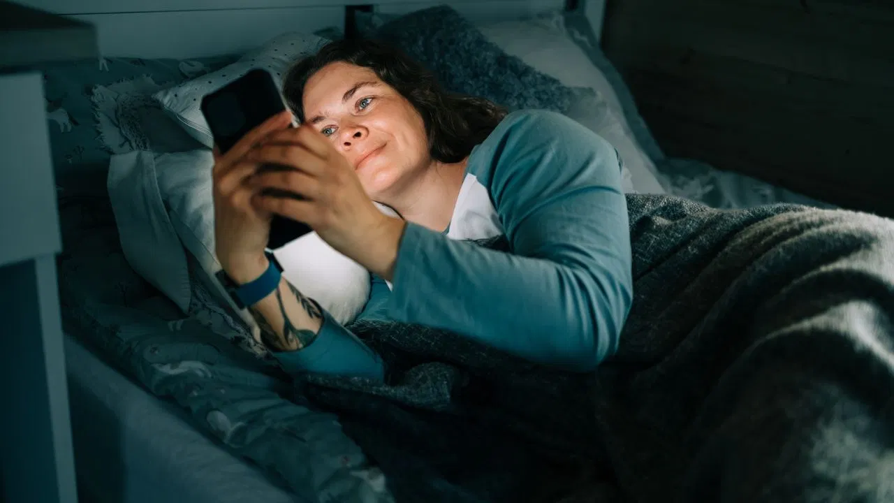 कम रोशनी में फोन यूज करते हैं आप? हो सकती हैं आंखों की ये बीमारी