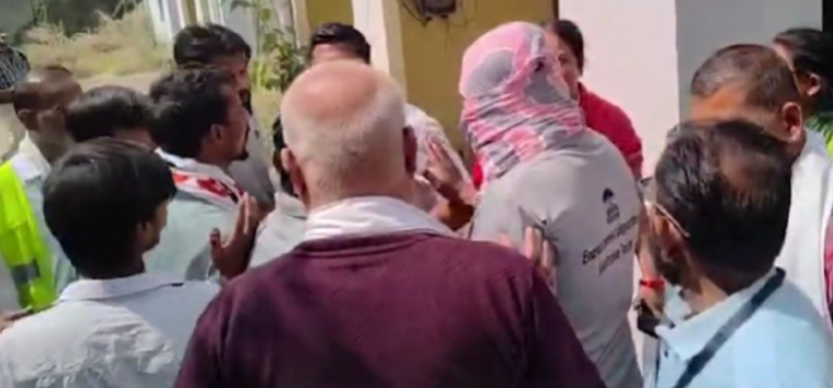 ड्रीम एन्क्लेव कॉलोनी में गेट खोलने को लेकर हुआ जमकर विवाद, निगम अमले से रहवासियों ने की झूमाझटकी, कार्रवाई के बाद फिर जड़ा ताला, देखे वीडियो... 
