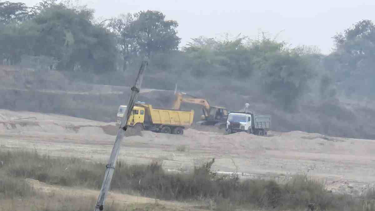 CG News: महानदी में बेखौफ अवैध उत्खनन, सैकड़ों हाईवा से रेत की निकासी, खनिज विभाग की चुप्पी पर सवाल