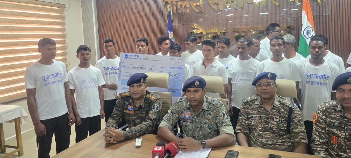 सुकमा में नक्सल संगठन को बड़ा झटका, महिला सहित 22 माओवादियों ने छोड़ा हथियार और थामा मुख्यधारा का रास्ता