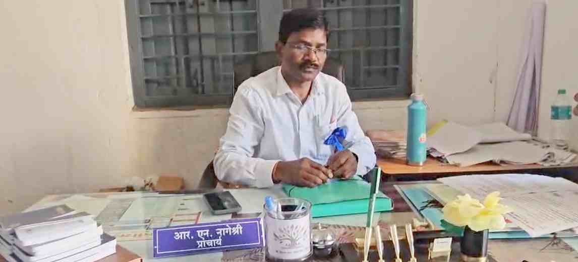 CG News: जशपुर के सरकारी स्कूल में ‘धार्मिक पुस्तिका’ वितरण से मचा बवाल, 14 बाइबिल जब्त, शिक्षक को नोटिस