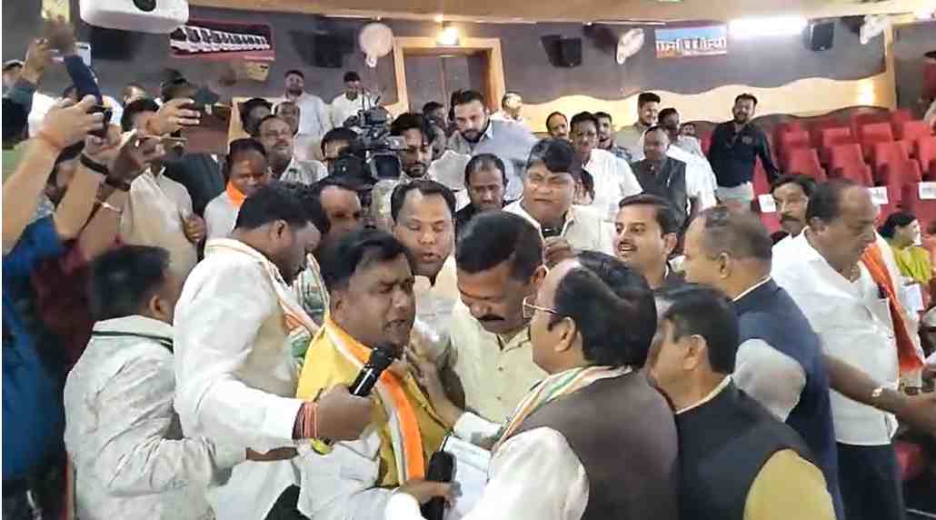 नगर निगम बिलासपुर की सामान्य सभा में हंगामा: लिंगियाडीह अतिक्रमण हटाने पर सत्ता-विपक्ष आमने-सामने, कांग्रेस पार्षदों का धरना