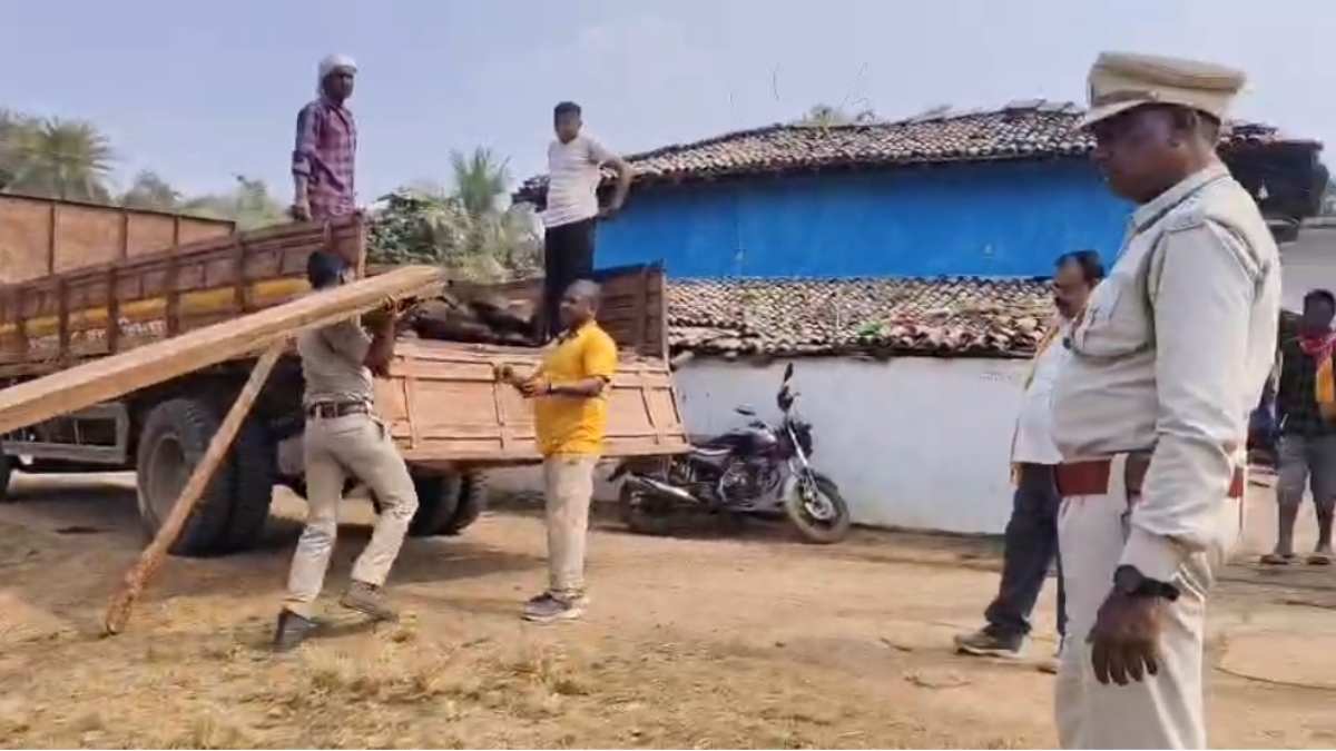 सागौन तस्करी पर वन विभाग की बड़ी कार्रवाई: कांकेर में 5 लाख की लकड़ी जब्त, दो तस्करों के ठिकानों पर दबिश