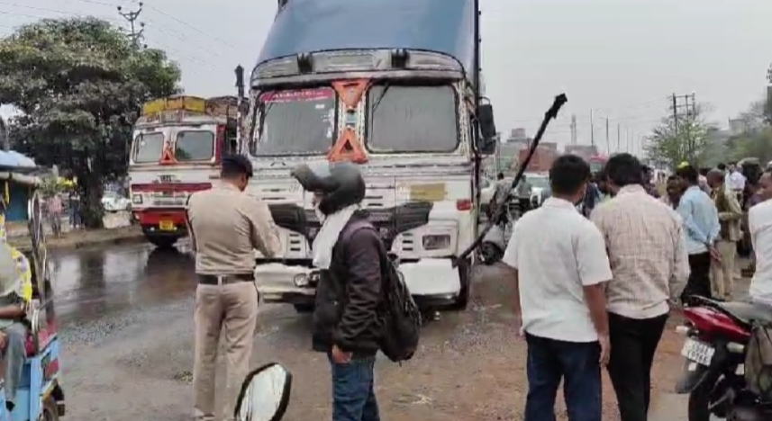 रायपुर में भीषण सड़क हादसा: रिंग रोड-1 पर ट्रक की टक्कर से स्कूटी सवार की मौत, फ्लाईओवर के पास मचा हड़कंप