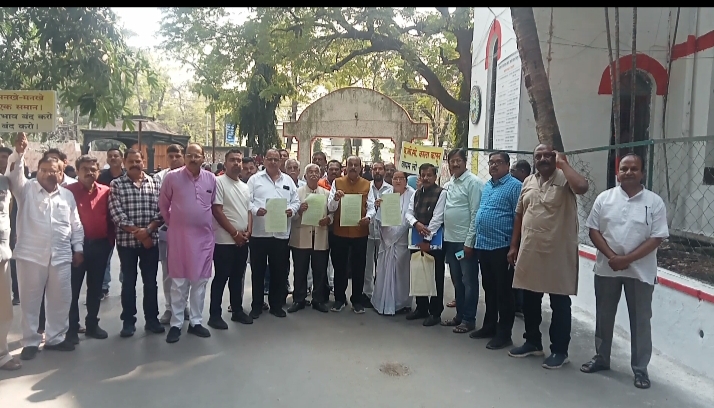 यूजीसी के नए नियम को वापस लेने की मांग, सवर्ण समाज संगठन बिलासपुर ने घेरा कलेक्ट्रेट, हनुमान चालीसा पाठ कर सौंपा ज्ञापन 