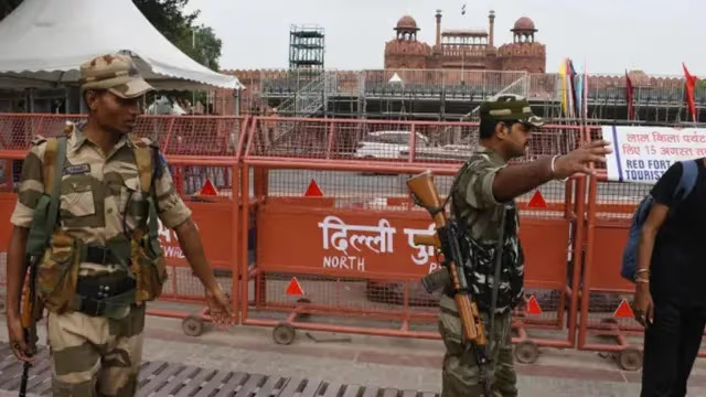दिल्ली में हाई अलर्ट: लाल किला और चांदनी चौक के आसपास कड़ी सुरक्षा, आतंकी साजिश के मिले इनपुट