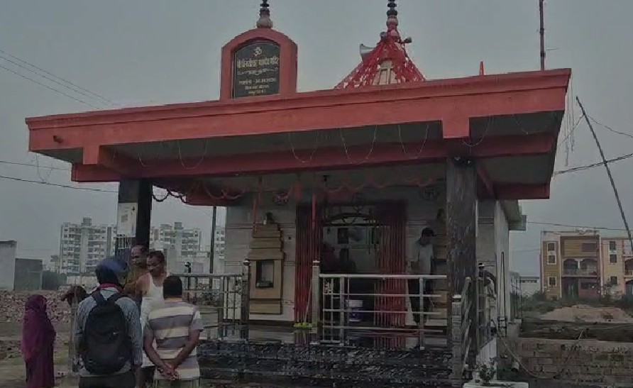 राजधानी में बेखौफ चोर: गोंदवारा के बिंदेश्वर महादेव मंदिर से दानपेटी उड़ा ले गया आरोपी, CCTV में कैद पूरी वारदात