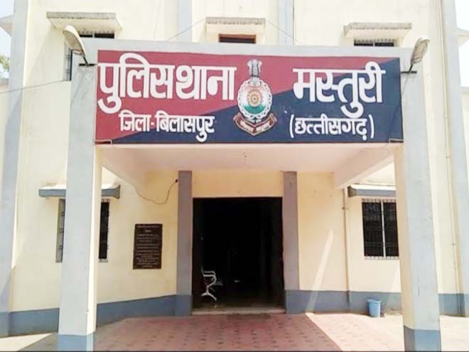  प्रेमी के घर रोशनदान में लटकी मिली युवती की लाश, 3 दिन पहले घर छोड़कर गई थी… परिजनों ने जताई हत्या की आशंका