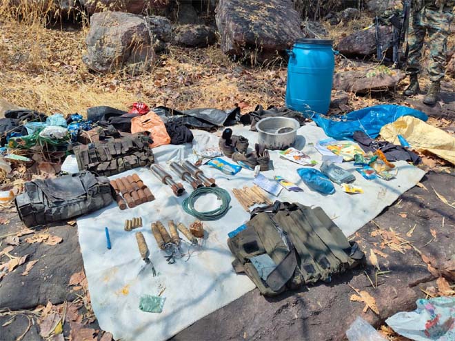 नक्सली नेटवर्क को बड़ा झटका: बीजापुर ऑपरेशन में 5 लाल आतंक ढेर, सैकड़ों IED और BGL शेल बरामद