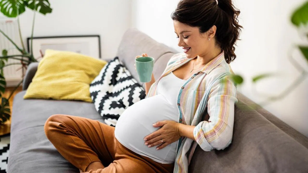 प्रेगनेंसी में चाय पीना सुरक्षित है या यह एसिडिटी बढ़ाती है?