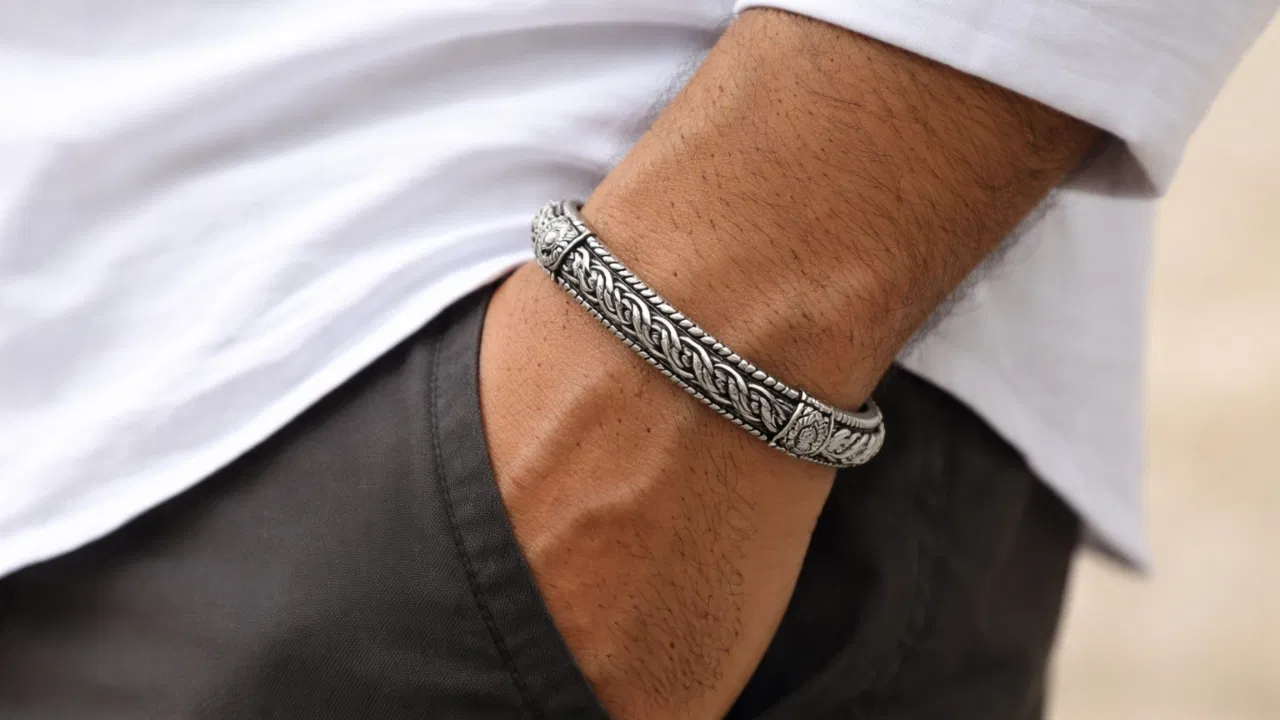 Silver Bracelet: किन राशि वालों को पहनना चाहिए चांदी का कड़ा और किन्हें नहीं? जानें इससे जुड़े नियम