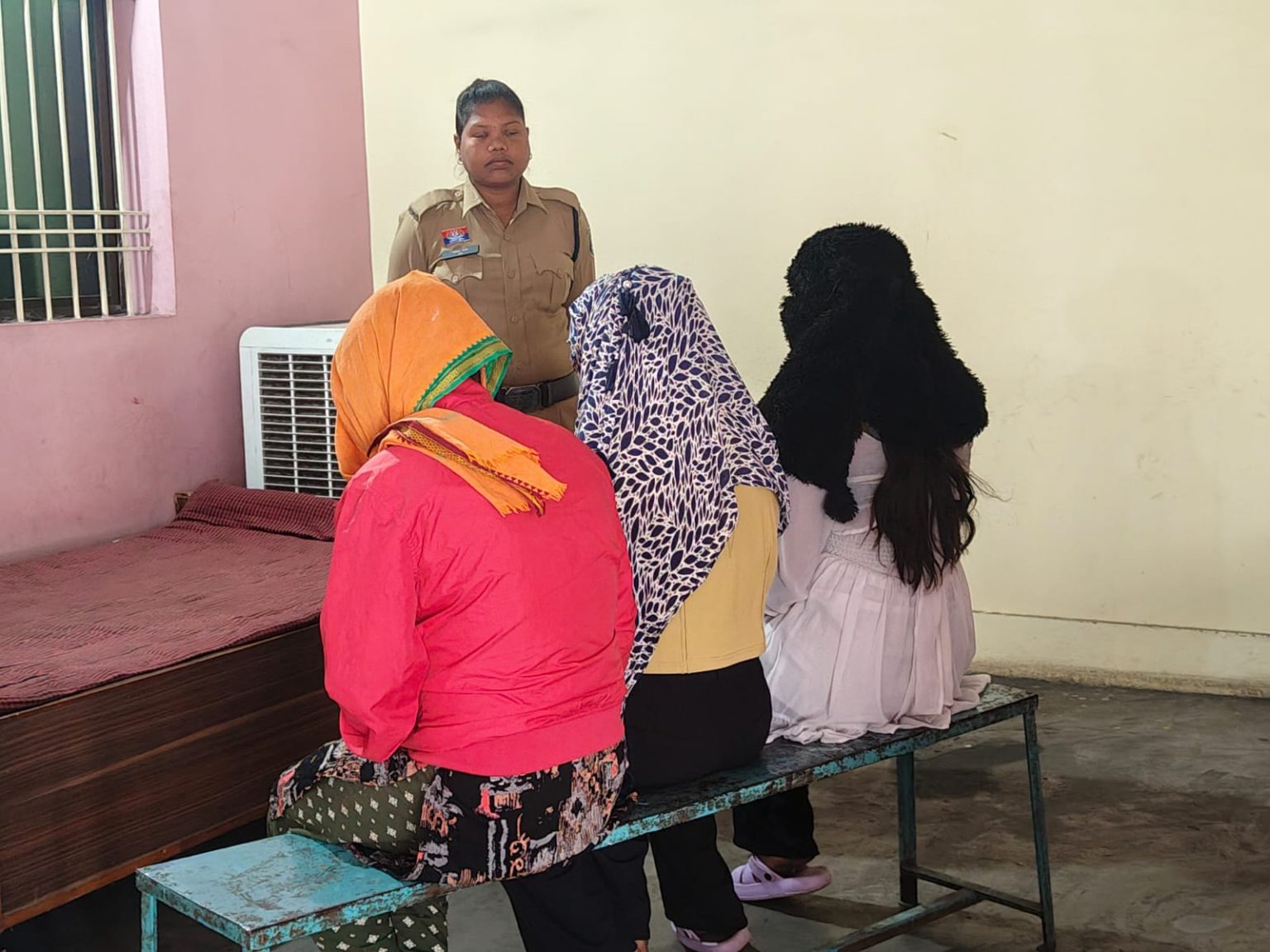 रायगढ़ में देह व्यापार गिरोह का पर्दाफाश: पॉश कॉलोनी के किराए के मकान में चल रहा था अवैध धंधा, 3 महिलाएं समेत 5 गिरफ्तार