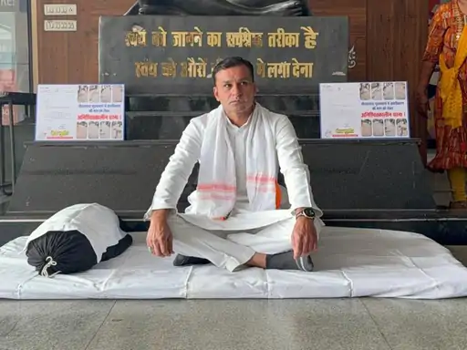 रायपुर निगम में अनिश्चितकालीन धरना: कांग्रेस पार्षद ने सड़क न बनने पर गांधी प्रतिमा के नीचे बैठकर जताया विरोध