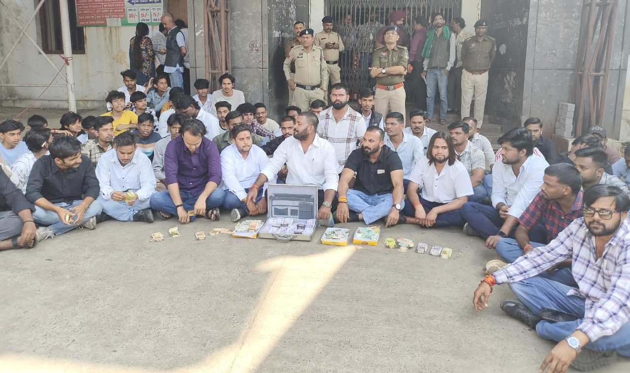 नकली दवाइयों के मुद्दे पर NSUI का जोरदार प्रदर्शन, असिस्टेंट ड्रग कंट्रोलर पर दवा माफिया से सांठगांठ का आरोप