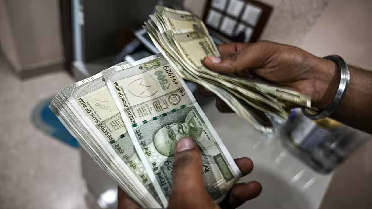 Salary Boost Alert: 1 अप्रैल से बढ़ सकती है इन-हैंड सैलरी, इन शहरों को मिलेगा बड़ा फायदा