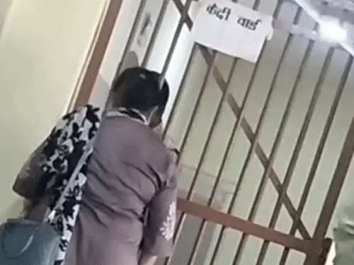 Ambikapur Jail Scandal: कैदी को मिला VIP ट्रीटमेंट, VIDEO में खुलासा, मोबाइल, मिनरल वाटर और परिजनों को फुल एंट्री