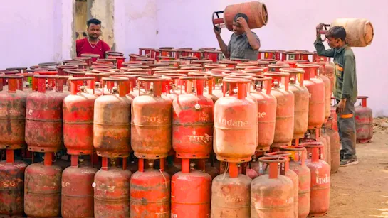 Gas Booking Rule: क्या हर बार e-KYC जरूरी? सरकार ने दिया साफ जवाब