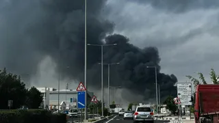 मिडिल ईस्ट में बढ़ा तनाव: दुबई-दोहा में धमाकों की आवाज, ओमान के पास टैंकर पर हमला