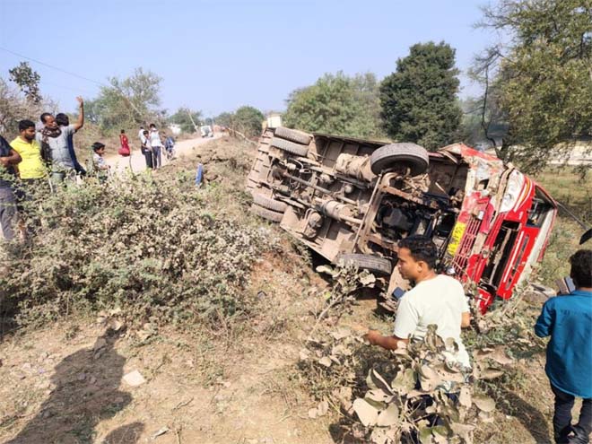 मुंगेली में बड़ा हादसा: जर्जर सड़क पर बेकाबू होकर पलटी यात्रियों से भरी बस, मची चीख-पुकार