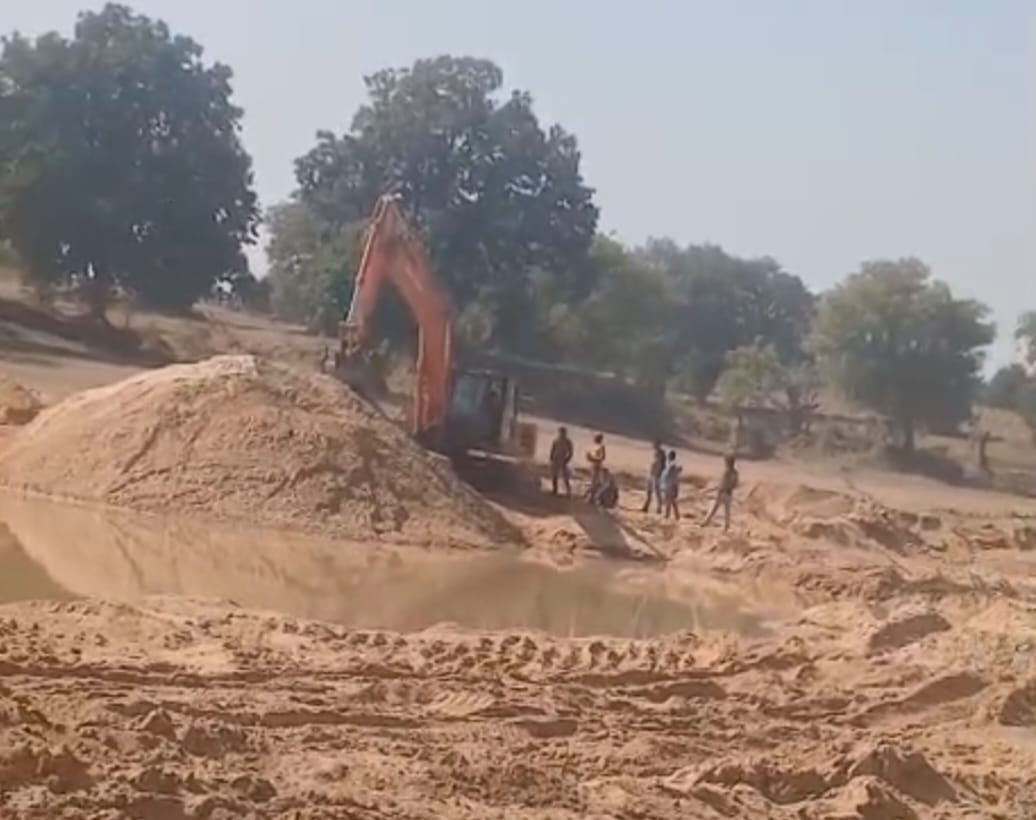 MCB Sand Mining Protest: ओदारी नदी में रेत माफिया पर ग्रामीणों का धावा, पोकलेन-हाइवा बीच धारा में रोकीं, मौके पर लगाया लाखों का जुर्माना