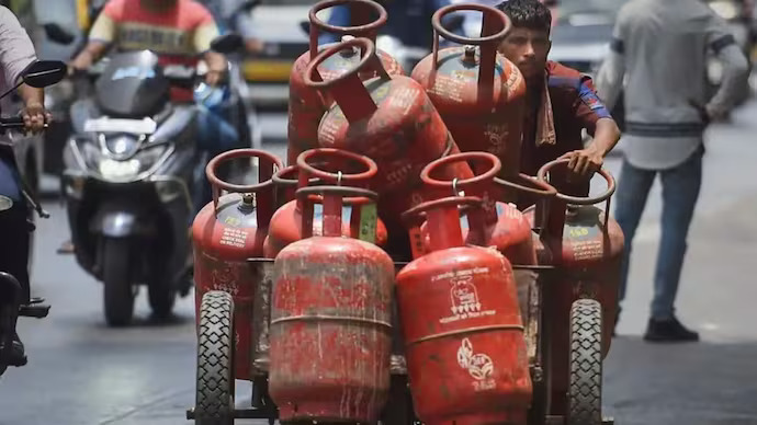 महंगाई का झटका: कमर्शियल सिलेंडर के दाम 115 रुपये बढ़े, घरेलू LPG सिलेंडर हुआ इतना महंगा, जाने... 