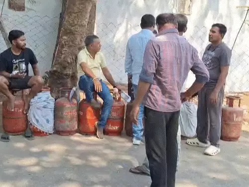 CG Gas Shortage: कमर्शियल सिलेंडर बंद, होटल-ढाबों में बढ़ी लकड़ी और कोयले की डिमांड, सिलेंडर पर श्रद्धांजलि देकर कांग्रेस का अनोखा प्रदर्शन