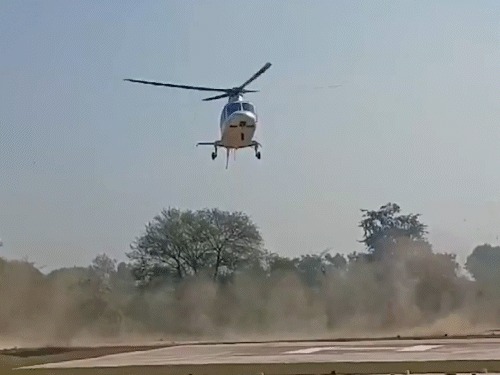 डिप्टी सीएम के हेलीकॉप्टर में अचानक धुआं, पायलट ने कराई इमरजेंसी लैंडिंग