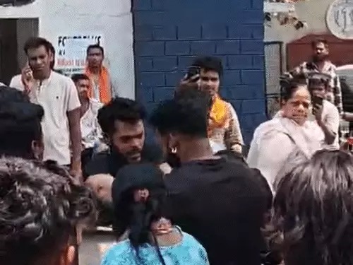 Durg Gas Agency Controversy: सिलेंडर लेने गए ग्राहक की पिटाई, बाउंसरों की गुंडागर्दी का VIDEO वायरल