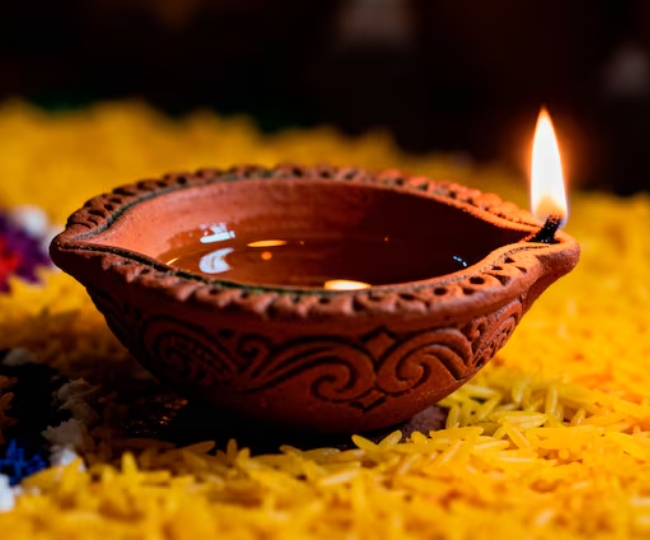 Vastu Tips: यहां पढ़ें पूजा में दीपक जलाने के सही वास्तु नियम, घर में रहेगा सुख-समृद्धि का वास