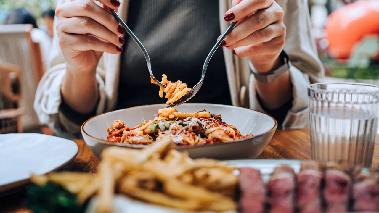 क्या होती है टाइम-रिस्ट्रिक्टेड ईटिंग? जानें कैसे यह तरीका वजन घटाने और डायबिटीज को कर सकता है कंट्रोल