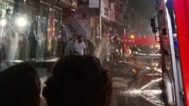 सूरत में आग का तांडव: सिलिंडर ब्लास्ट से दहली इमारत, 2 की मौत, 9 झुलसे