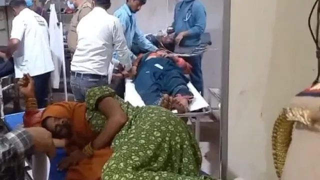 Firozabad Firing: छोटी सी बात पर बड़ा बवाल, बिटोरा गिरा तो गांव में गूंजी गोलियों की आवाज, 2 महिलाएं और मासूम घायल