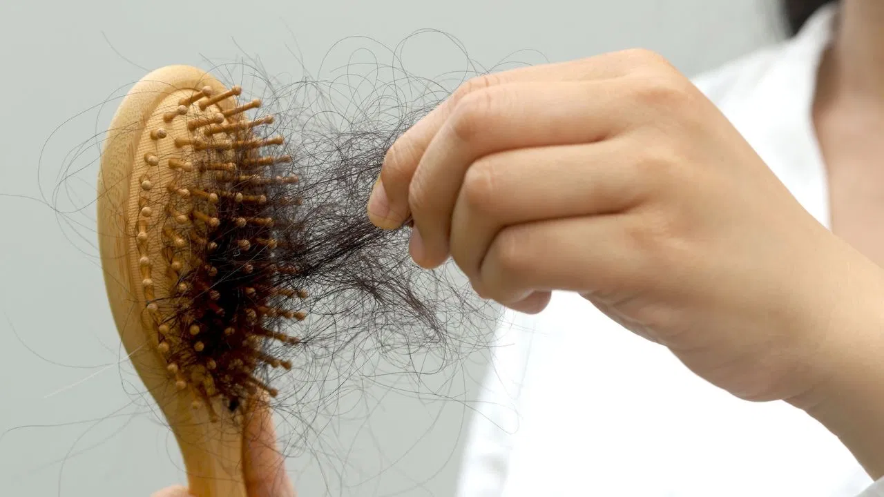 प्रेगनेंसी के बाद अचानक क्यों गिरने लगते हैं बाल? महिलाओं में क्यों बढ़ रहा इसका खतरा