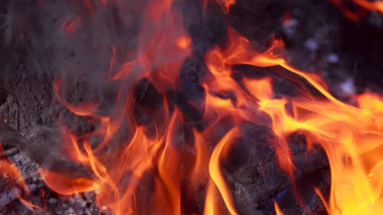 Holika Dahan 2026: 2 या 3 मार्च कब किया जाएगा होलिका दहन? जानें ग्रहण और भद्रा मुक्त मुहूर्त