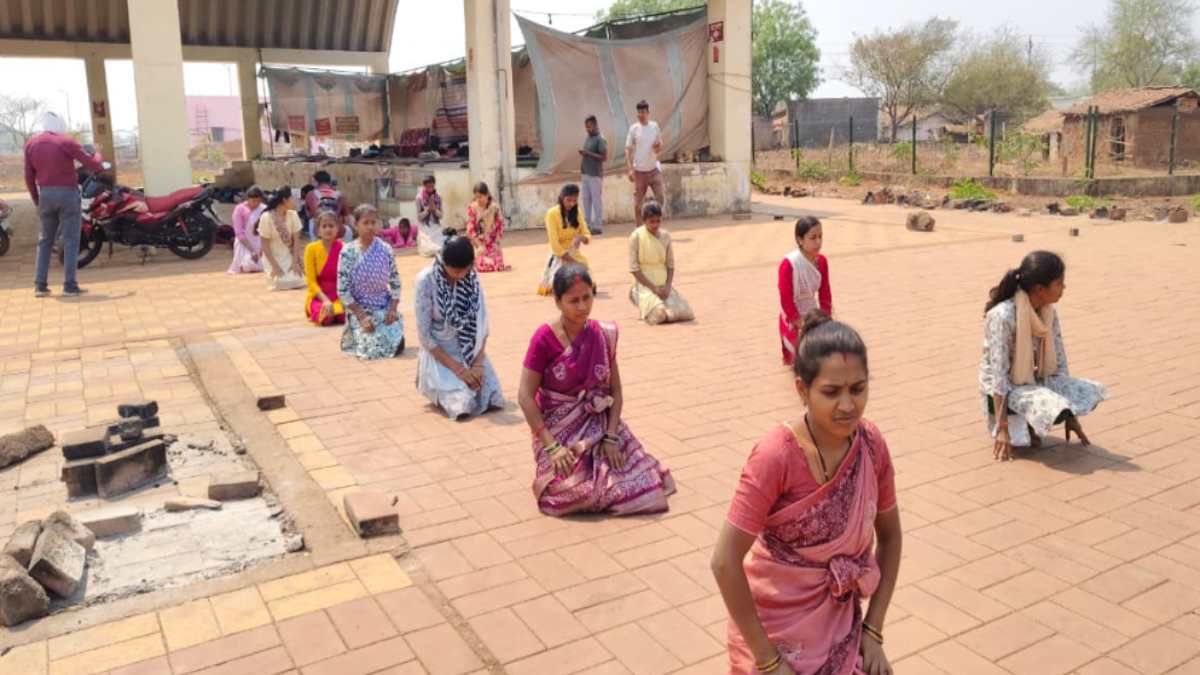 D.Ed अभ्यर्थियों का आंदोलन तेज: 81वें दिन दंडवत करते विधानसभा घेराव को निकले, पुलिस ने बीच रास्ते में रोका