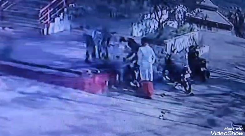 चंडी माता मंदिर में हंगामा: नशे में धुत युवकों ने पुजारी-सेवादारों पर किया हमला, पूरी घटना CCTV में कैद