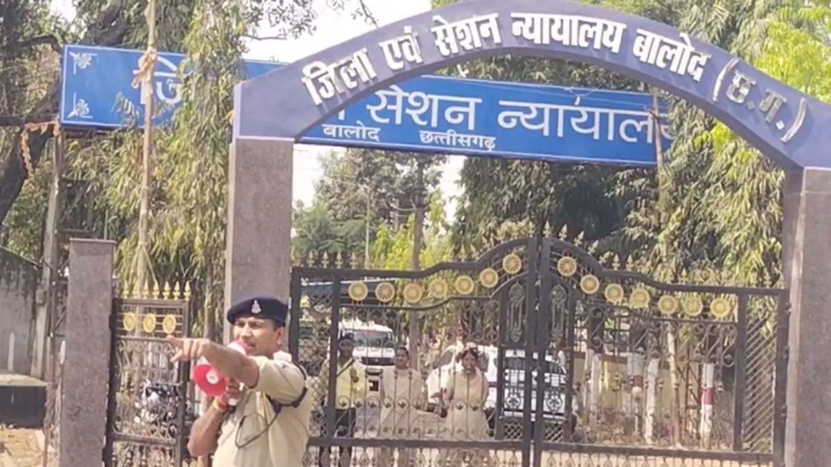 CG Breaking: छत्तीसगढ़ में फिर बम धमकी से हड़कंप, कोर्ट परिसर में बम स्क्वॉड की जांच जारी