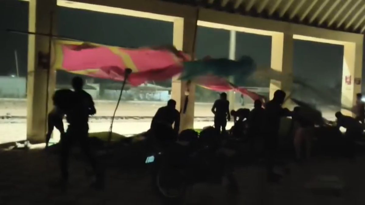 आंधी-तूफान भी नहीं तोड़ पाया हौसला! नवा रायपुर में रातभर भीगते रहे D.El.Ed अभ्यर्थी