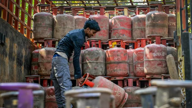 LPG संकट का असर: यूरिया उत्पादन बंद, उद्योग और होटल कारोबार प्रभावित