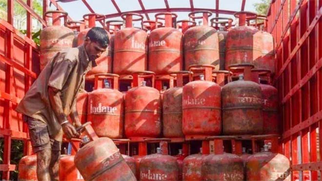 जमाखोरी पर सरकार सख्त! पूरे प्रदेश में छापेमारी, 3,841 गैस सिलिंडर जब्त, 97 FIR, कालाबाजारी पर कसा शिकंजा