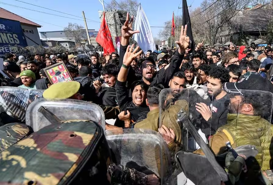 Srinagar News: खामेनेई की हत्या के विरोध में कश्मीर में उग्र प्रदर्शन, पुलिस ने छोड़े आंसू गैस के गोले, घाटी में दूसरे दिन भी बंद से जनजीवन प्रभावित