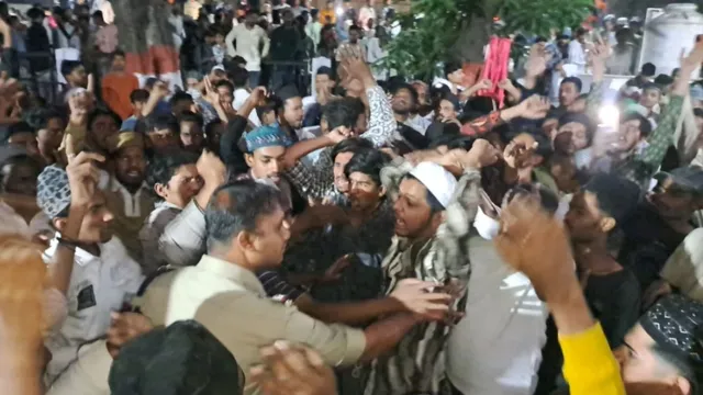 खंडवा में सोशल मीडिया पोस्ट पर बवाल: थाने का घेराव, पथराव और लाठीचार्ज, राहगीर युवती से मारपीट