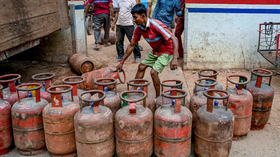 Raipur LPG Crisis: गैस सिलेंडर की डिलीवरी में देरी से बढ़ी परेशानी, बुकिंग के बाद भी कई दिनों तक इंतजार