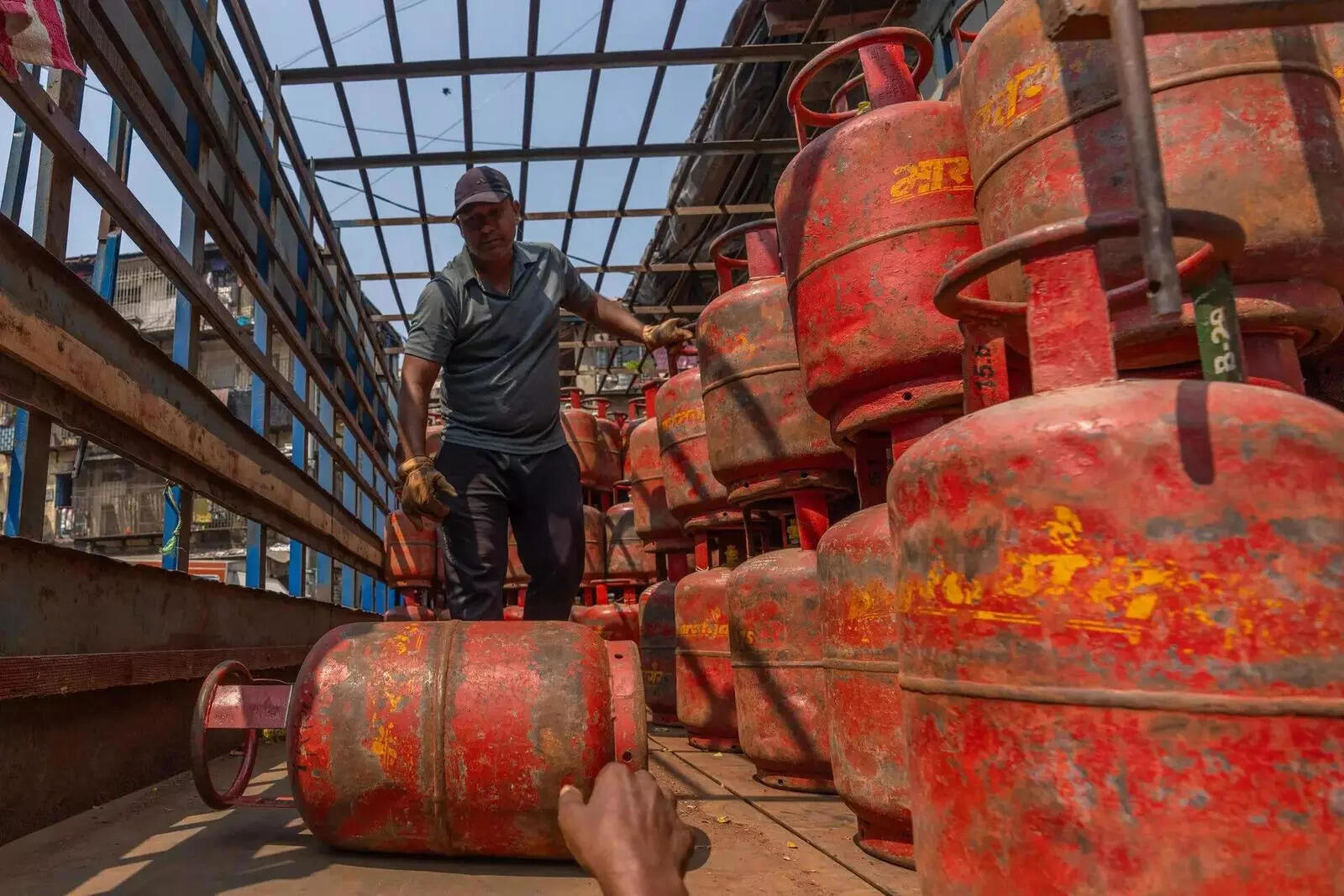 छत्तीसगढ़ में LPG पर बड़ा फैसला! अब कमर्शियल गैस मिलेगी कोटा सिस्टम से, 1000 से अधिक सिलेंडर जब्त