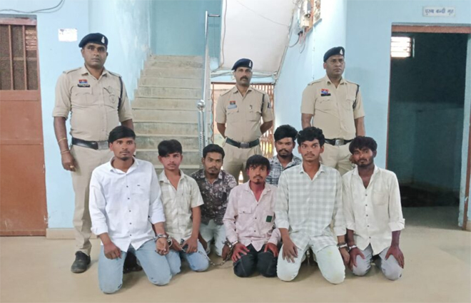 होली की खुशियां मातम में बदलीं: मामूली विवाद में युवक की चाकू मारकर हत्या, नाबालिग सहित 8 आरोपी गिरफ्तार