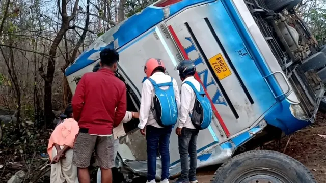 Odisha Bus Accident: तेज रफ्तार बस पलटी, 5 की मौत, 10 की हालत नाजुक, देर रात मचा हड़कंप