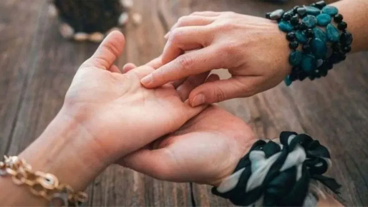 Hast Rekha: ऐसी लड़कियों को मिलते हैं धनवान पति, हाथेली में बने ये चिह्न दिलाते हैं राजसी ठाठ