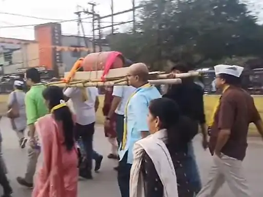 CG Protest News: गैस संकट पर AAP का अनोखा विरोध, सिलेंडर की ‘शव यात्रा’ निकालकर सरकार को घेरा