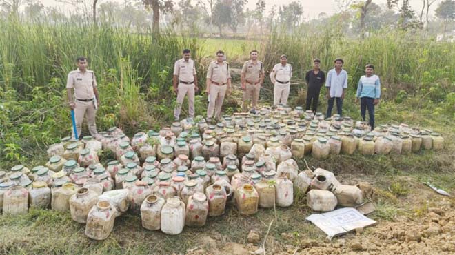 Bilaspur Crime News: अवैध शराब के खिलाफ पुलिस की बड़ी कार्रवाई, झाड़ियों में छिपा 6000 किलो महुआ लाहन जब्त