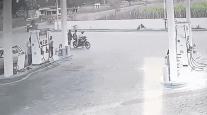 सूरजपुर में दर्दनाक सड़क हादसा: तेज रफ्तार ट्रैक्टर की टक्कर से युवक की मौत, बहन-बच्चों समेत तीन घायल, चालक फरार